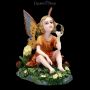 FS22240 Kleine Elfen Figur sitzt in Blumenwiese - 360° presentation