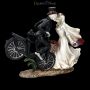 FS24013 Skelett Figuren Brautpaar küssend mit Fahrrad - 360° presentation