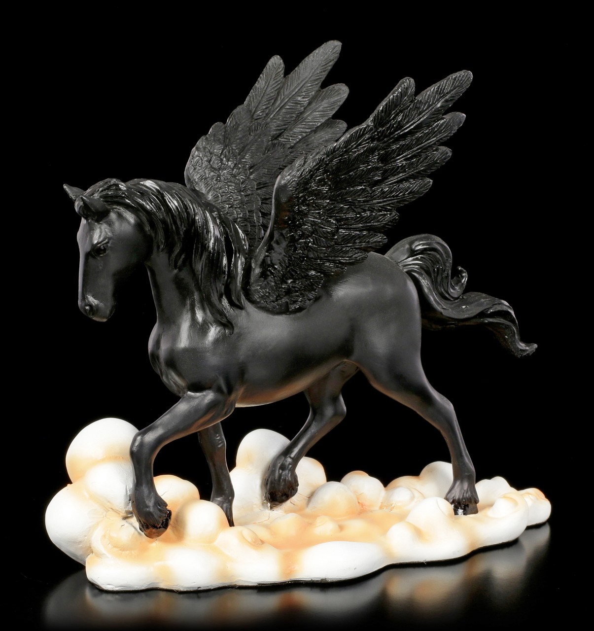 Schwarze Pegasus Figur auf Wolken