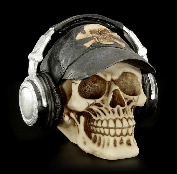 Totenkopf mit Cappie und Kopfhörern