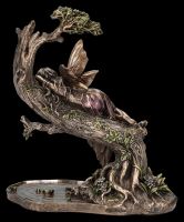 Elfen Figur schläft auf Baum über Teich