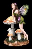 Elfen Figur Dora mit Hase lehnt an Pilz
