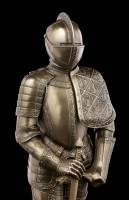 Ritter Figur in Plattenrüstung mit Schwert