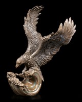 Adler Figur fängt Fisch aus dem Wasser