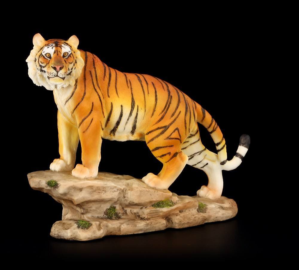 Tiger Figur auf Felsvorspruch