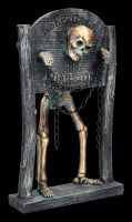 Skelett Figur am Pranger