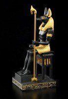 Ägyptischer Gott Anubis auf Thron