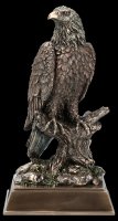 Adler Figur sitzend auf Ast