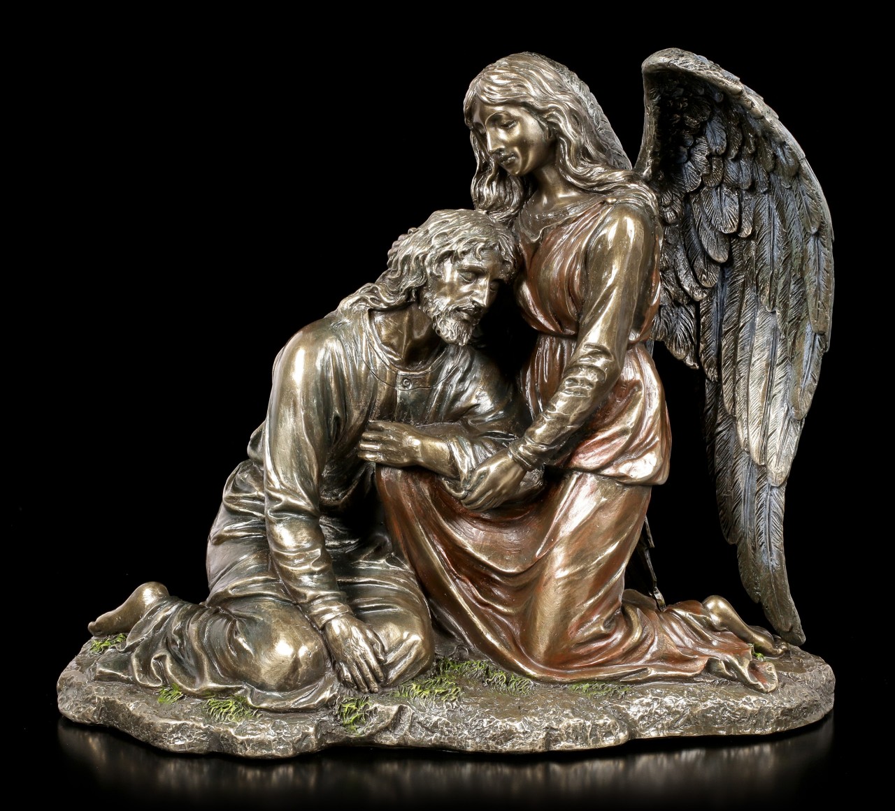 Engel und Jesus Figur im Olivengarten