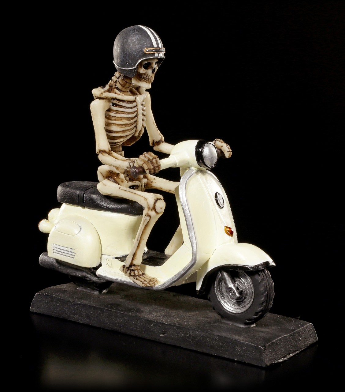 Skelett Figur auf Mofa Roller