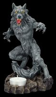 Werwolf Figur steht vor Teelicht