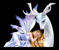 Elfen Figur schläft auf weißem Hirsch