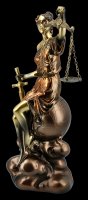 Justitia Figur sitzend auf Weltkugel