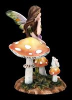 Elfen Figur Dora mit Hase lehnt an Pilz