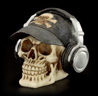 Totenkopf mit Cappie und Kopfhörern