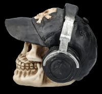 Totenkopf mit Basecap und Kopfhörern