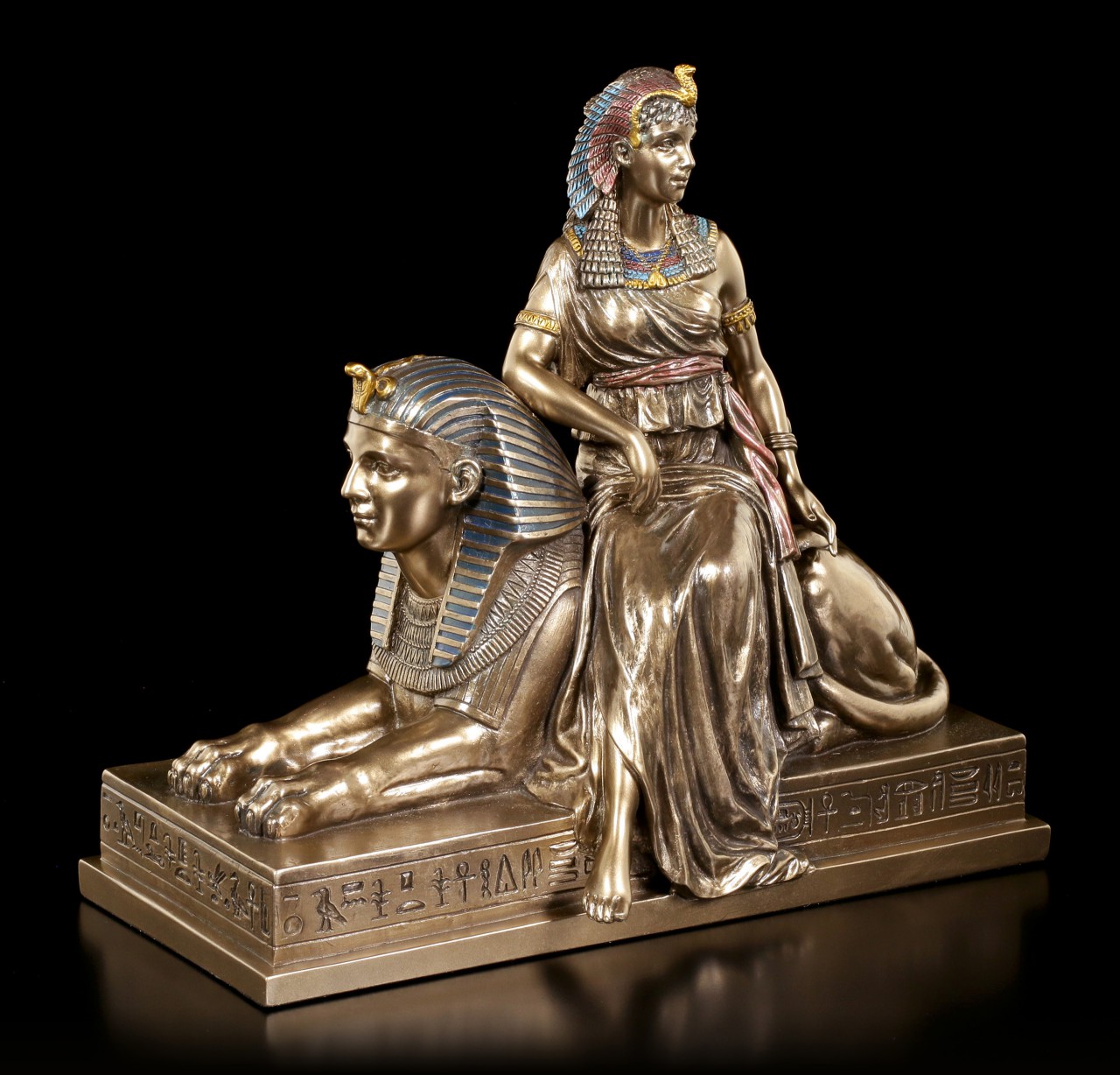 Kleopatra Figur sitzend auf Sphinx