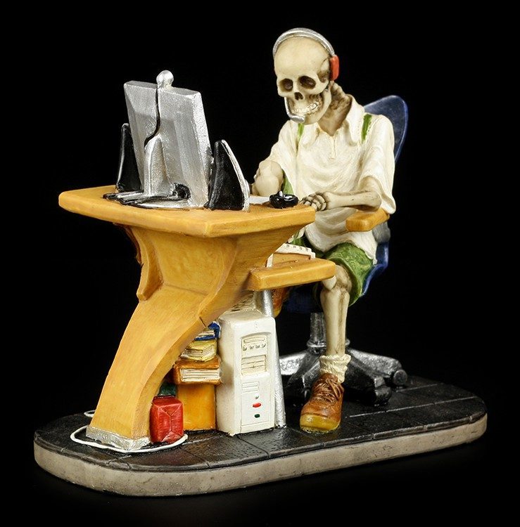 Skelett Figur am PC - Surfed too long