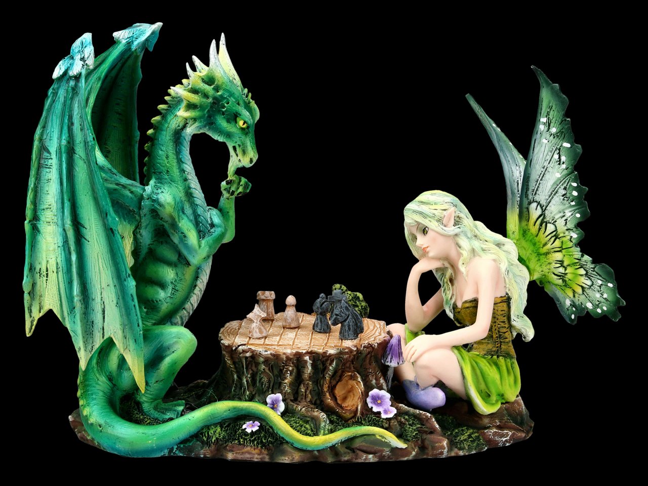 Elfen Figur spielt Schach mit grünem Drachen