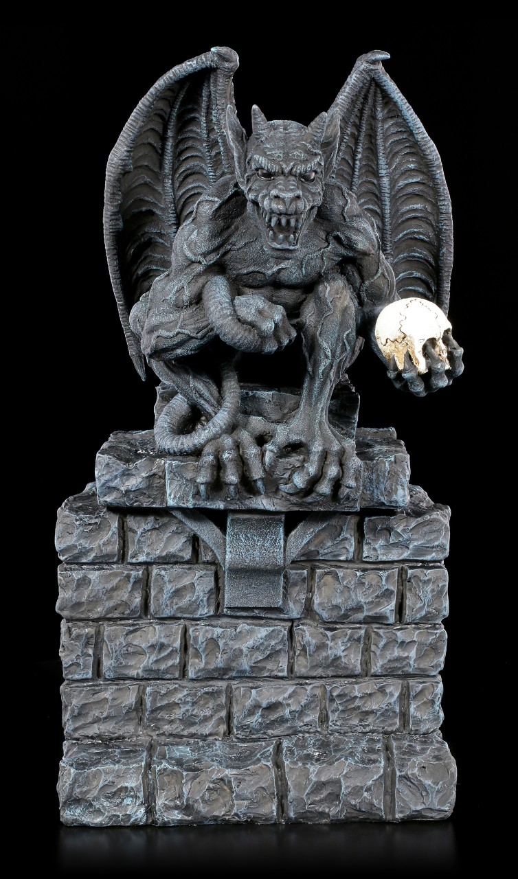 Gargoyle Figur mit Totenkopf auf Steinmauer