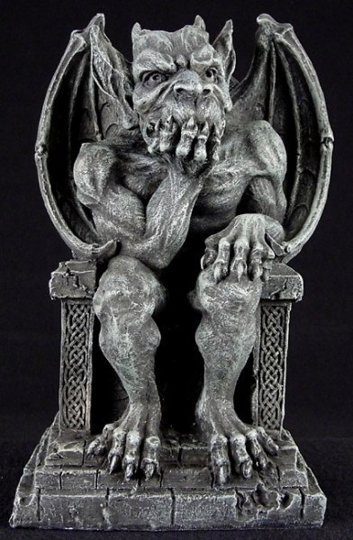 Gargoyle Figur auf Thron