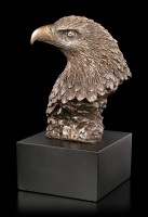 Adler Kopf auf schwarzen Monolith