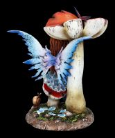 Elfen Figur mit Schmetterlingen unter Pilz