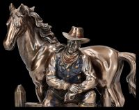 Cowboy Figur mit Pferd bei der Rast