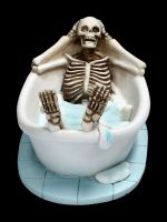 Skelett Figur in Badewanne