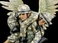 Schutzengel Figur - Rettet verwundeten Soldaten