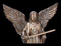 Themis Figur mit Engelsflügeln