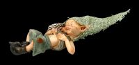 Pixie Kobold Figur kuschelt mit Igel - Sicherer Schlaf