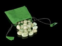 Runen aus grünem Aventurin Stein mit Beutel