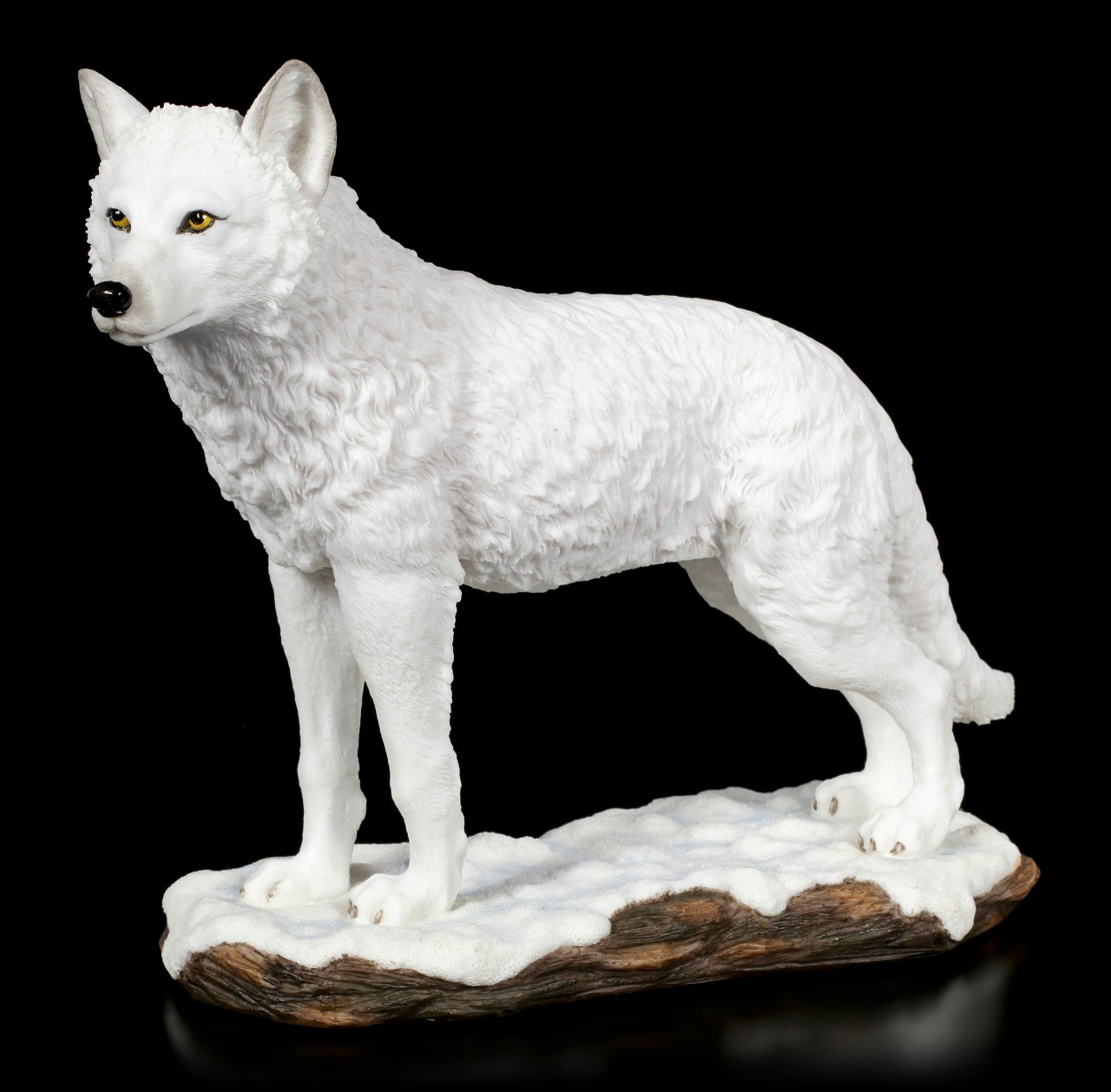 Polarwolf Figur steht im Schnee