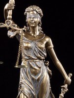 Kleine Justitia Figur mit Waage und Schwert