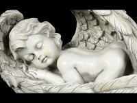 Engel Gartenfigur - Junge schläft in Flügeln