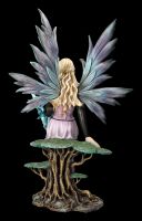 Elfenfigur lila auf Weltenbaum mit Drache
