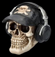Totenkopf mit Basecap und Kopfhörern