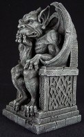 Gargoyle Figur auf Thron