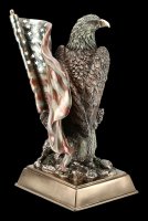 Adler Figur sitzt vor US Flagge