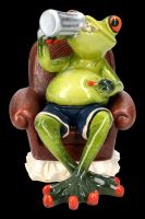Lustige Frosch Figur auf Stuhl trinkt Bier