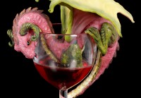 Drachen Figur im Rotwein Glas - Red Wine