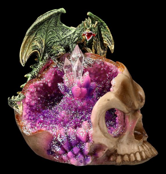 Totenkopf mit Kristallen und Drache