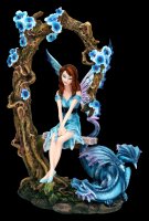 Elfen Figur auf Schaukel mit blauen Drachen
