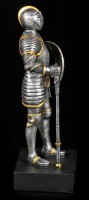 Ritter Figur mit Axt und Rundschild