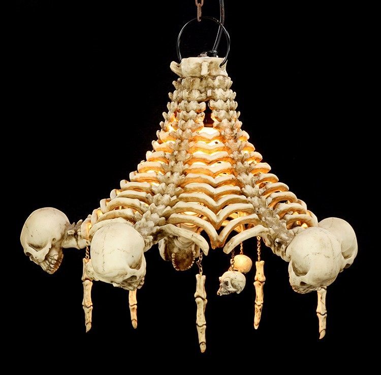 Hochwertige Totenkopf-Deckenlampe mit Skeletten