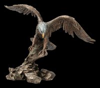 Große Adler Figur landet auf Ast