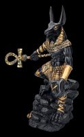 Anubis Krieger Figur auf Felsen - schwarz