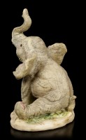 Elefanten Figur - Junges sitzend mit erhobenem Rüssel