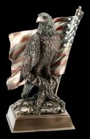 Adler Figur sitzt vor US Flagge